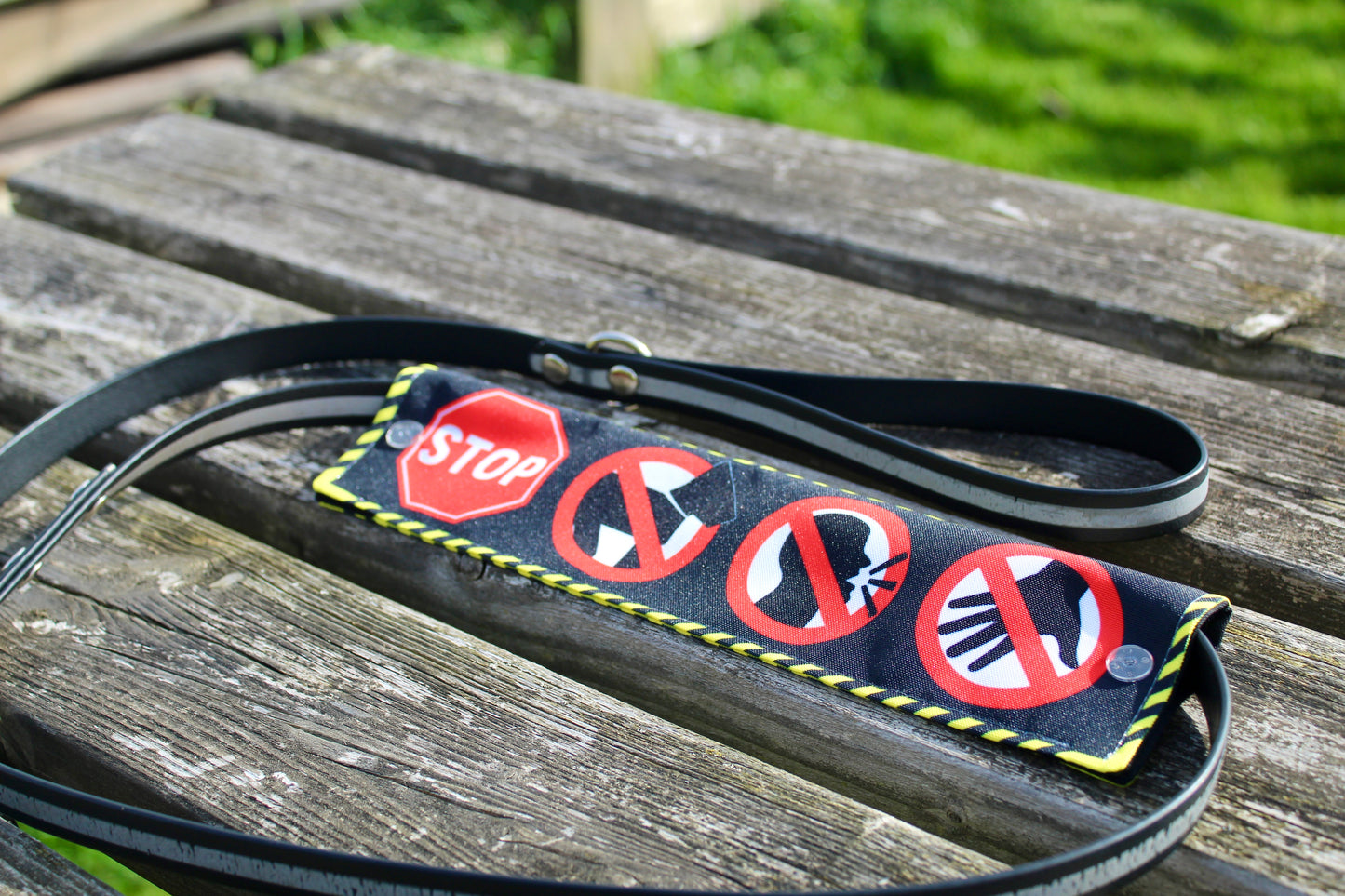 Warning | stop symbol dog lead slip | lead cover | leash slip