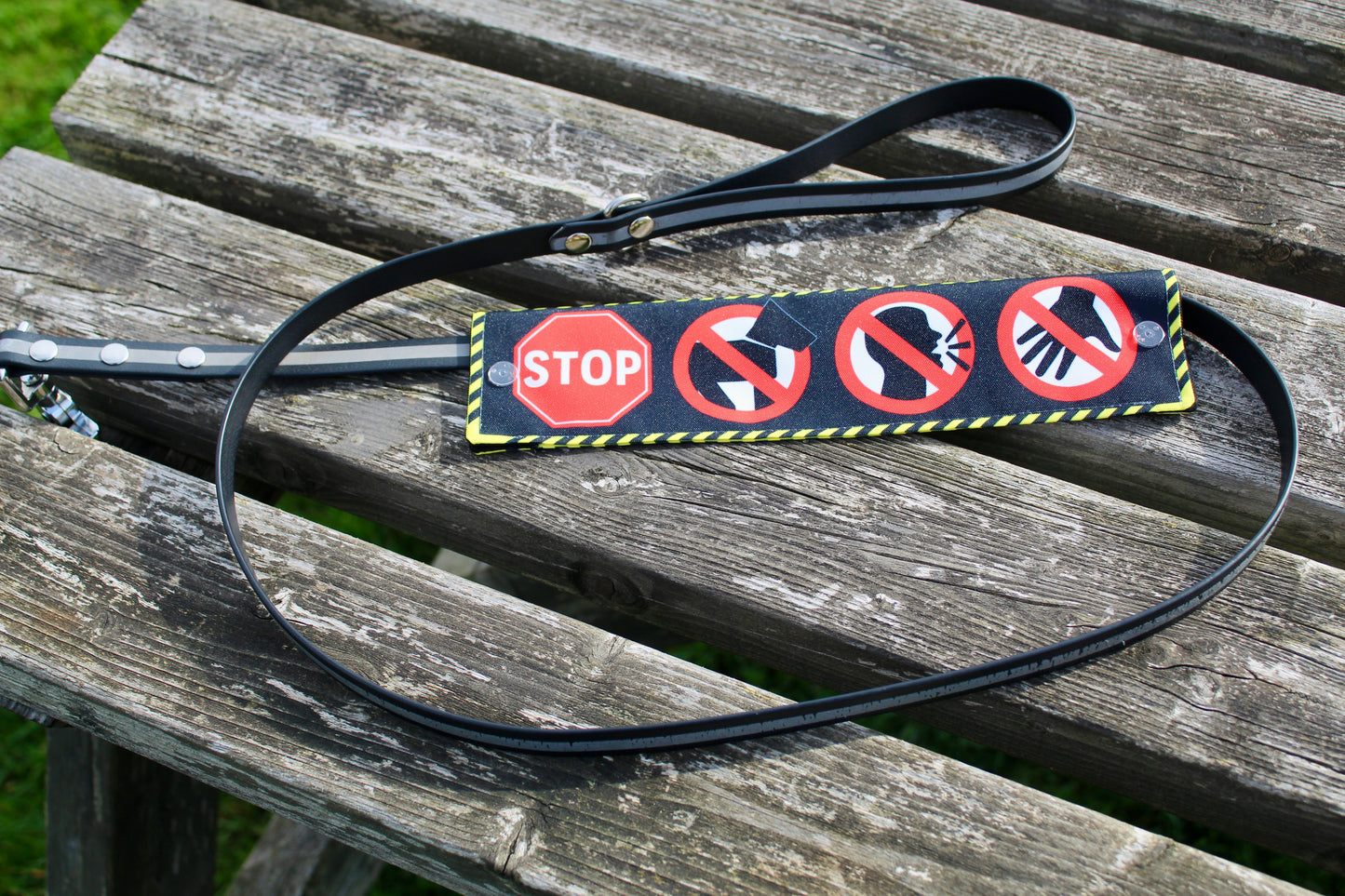 Warning | stop symbol dog lead slip | lead cover | leash slip